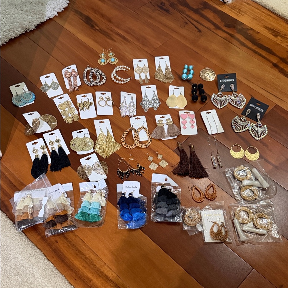 BULK SALE ‼️ Earrings! 103 pairs!